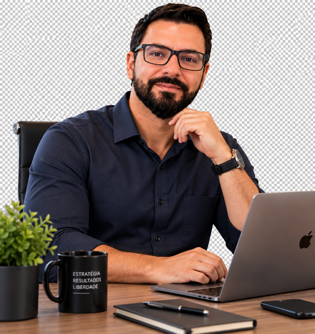 Tiago Ribeiro, Personal Broker e Perito Avaliador Imobiliário em seu escritório de consultoria